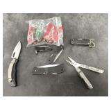 A lot With 8 mini Swiss army knives, a leatherman