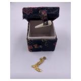 Gold nuggeted letter "L" pendant weighs 1.55 grams