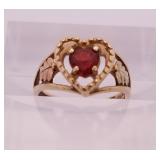 10kt gold and garnet ladies ring with 1 single gar 10kt gold and garnet ladies ring with 1 single gar