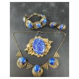 Jewelry lot with: bracelet, necklace and earrings