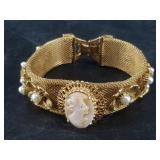 Vintage Florenza cameo bracelet in excellent condi