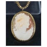 Cameo pendant on gold tone chain in excellent cond