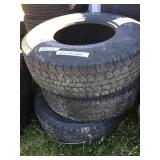 Lot with 3 tires size 30x9.5xr15