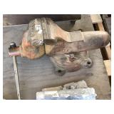 Heavy duty bench vise, 5" jaws