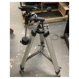 Heavy tripod with counterbalancers