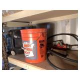 Lot with: oil transfer pump, oil can, etc.