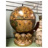 Lot with a globe depicting an ancient map and 3 vi