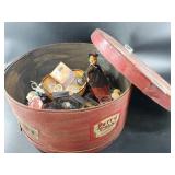 Vintage hat box with figurines and dï¿½cor