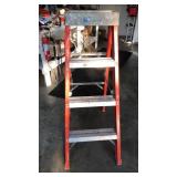 Fiberglass step ladder