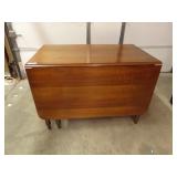 DROP LEAF TABLE 

GATE LEGGED
26 X 44