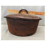 CAST IRON GRISWOLD DUTCH OVEN WITH LID