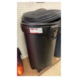 Rubbermaid 32 gal wheeled trash container