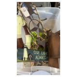 Tote of wall decor