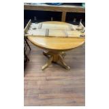 Dining room table wit two leaves