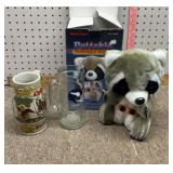 Pettable raccoon radio and 2 mugs