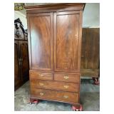 18TH CENTURY MAHOGANY LINEN PRESS