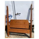 MODERN PINE QUEEN SIZE POSTER BED