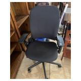 BLACK ROLLING OFFICE CHAIR