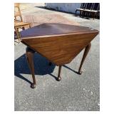 HENKEL HARRIS SOLID MAHOGANY QUEEN ANNE DROP LEAF