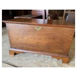 EARLY 18TH CENTURY PINE DOVETAIL BLANKET BOX