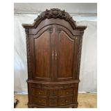 HEAVY CARVED ENTERTAINMENT/LINEN CHEST