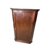 18TH CENT. MAHOGANY BLIND DOOR HANGING CORNER
