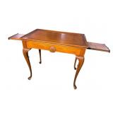 SOLID MAHOGANY QUEEN ANNE TEA TABLE