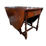 EARLY 19TH CENTURY ENGLISH DROPLEAF GATELEG TABLE