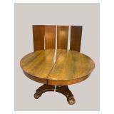 EXCEPTIONAL ROUND OAK TABLE WITH 5 LEAVES