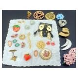 Lot of Costume Jewelry Lot of Costume Jewelry