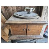 Victor Talking Machine VVV VI , as us oak case ,