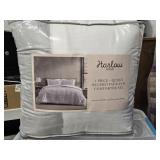 Queen Faux fur 3 piece Comforter Set , never