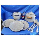 Enamelware/ Graniteware kettle, pot with lid 3