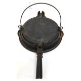 Vntg cast iron Favorite Ware waffle iron