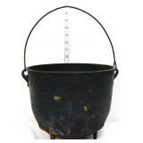 Vintage cast iron kettle w/ handle