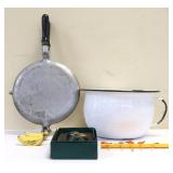 Mixed estate lot, inc waffle iron