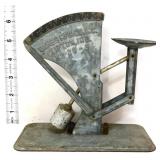 Vntg metal Oakes Mfg. egg scale