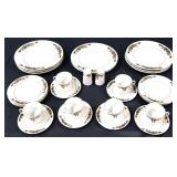 28 pieces of poinsettia & ribbons dinnerware items