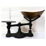Vntg cast iron scale w/ tray