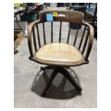 ANTIQUE OAK SWIVAL CAPTAIN