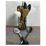 SEVERAL KITCHEN UTENSILS IN HOLDER