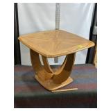 LIGHT OAK SIDE TABLE W/ SCULPTURE BASE, 21" T