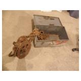 2 TON CHAIN HOIST IN METAL CASE