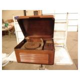 MANTOLA RECORD PLAYER AND RADIO, TURNS ON