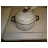 SOUTH HAMPTON COVERED COOK POT