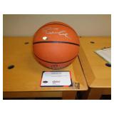 KOBE BRYANT SIGNED BASKETBALL W / CERT