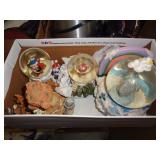 LOT OF SNOW GLOBES