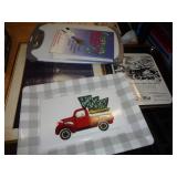 LOT - PIC / TRAYS / CUTTING BOARDS ETC LOT - PIC / TRAYS / CUTTING BOARDS ETC