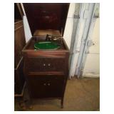 VICTOR VICTROLA 42' T X 18'W X 20'D VICTOR VICTROLA 42' T X 18'W X 20'D