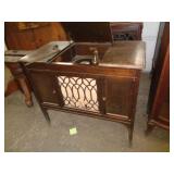 EDISON RECORD PLAYER (WORKS) 36'T X 39' L X 20' D EDISON RECORD PLAYER (WORKS) 36'T X 39' L X 20' D